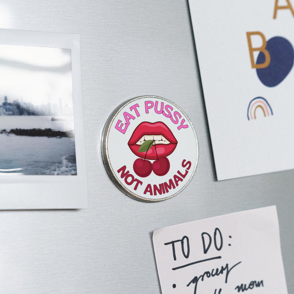 Eat Pussy Not Animals "Cherry Bite Edition" - Runder Kühlschrankmagnet - Weiß
