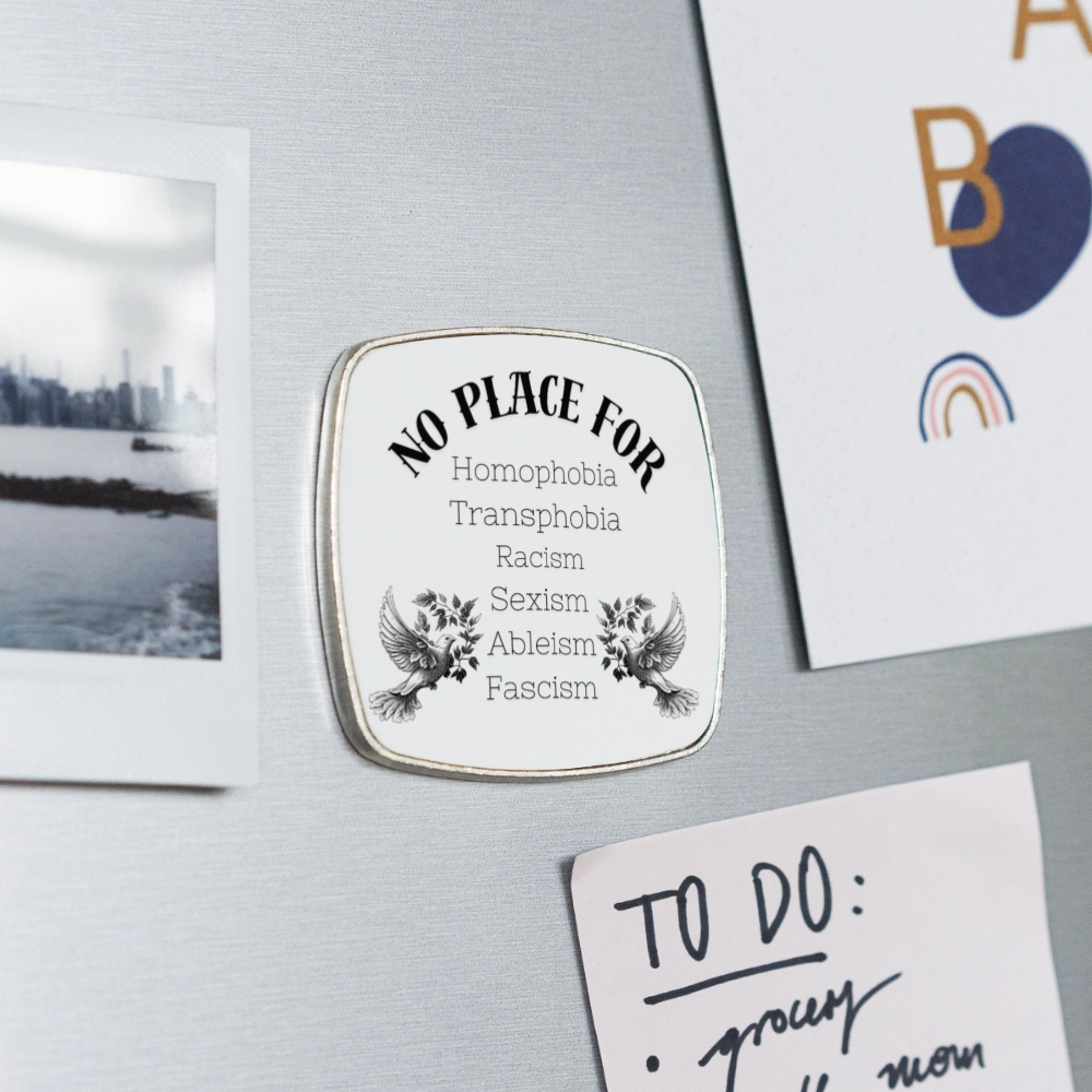 No Place For (schwarze Schrift) - Viereckiger Kühlschrankmagnet - Weiß