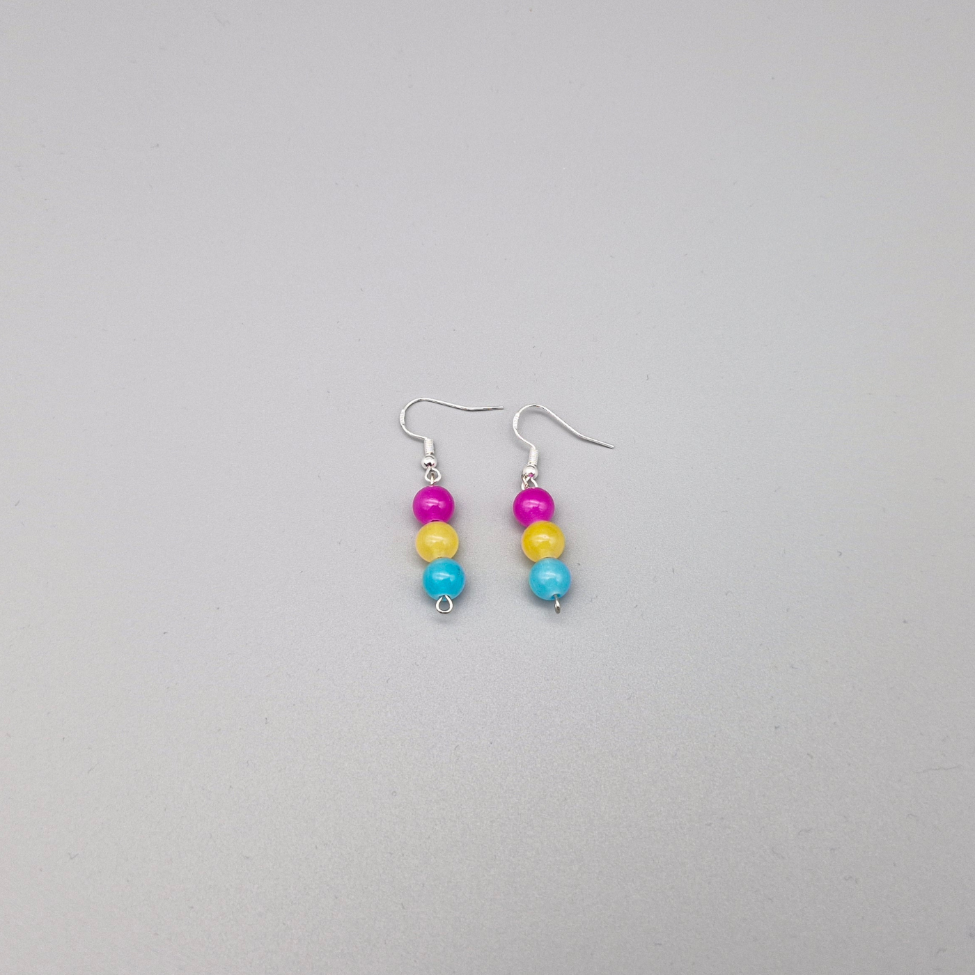 Pan Pride Ohrringe – Glasperlen in Pink, Gelb und Türkis – handgefertigt von Klara