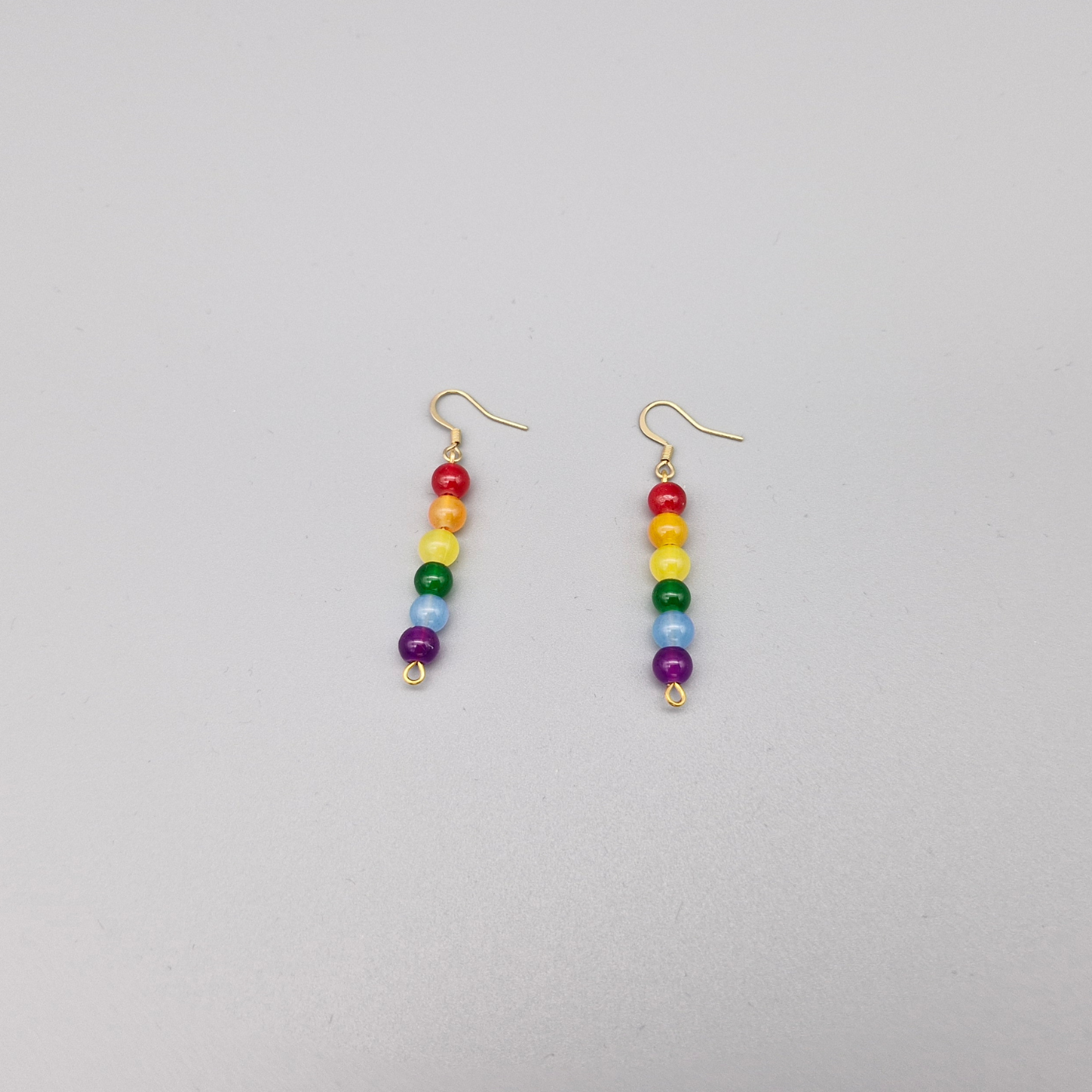 Regenbogen Pride Ohrringe – LGBTQIA+ Schmuck aus bunten Glasperlen – handgefertigt von Klara